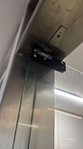 REPARACIÓN Y MANTENCIÓN DE HERRAJES SUPERIORES E INFERIORES PARA MAMPARAS DE ACCESO