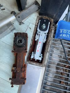 CAMBIO Y REPARACIÓN DE QUICIOS PARA MAMPARAS